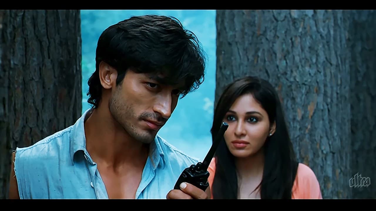 ये लाशे लेकर घर जा... और लाशें चाहिए तो मेरा पीछे जंगल में आ - Commando Forest Fight Scene - Vidyut