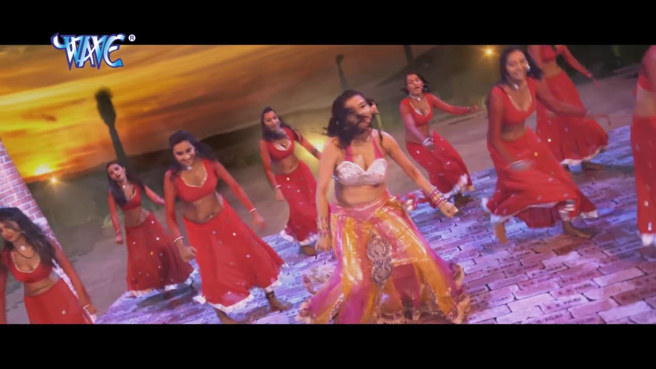 जवानी फेके धुँआ भक भक - Et Ke Bhata Pe Jawaniya - EK Laila Teen Chaila - Bhojpuri Hit Song