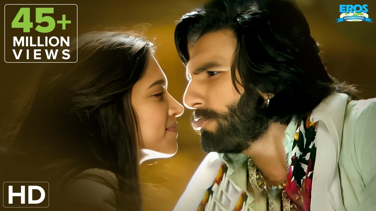 Cute Kiss between Deepika Padukone & Ranveer Singh