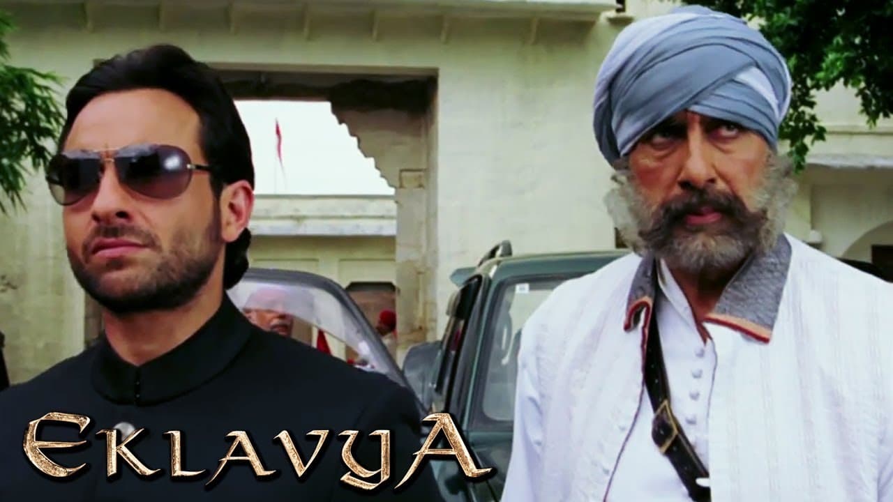 रानी मां के देहांत के बाद सैफ़ को लेकर अमिताभ पहुंचे बचपन के घर - Eklavya: The Royal Guard