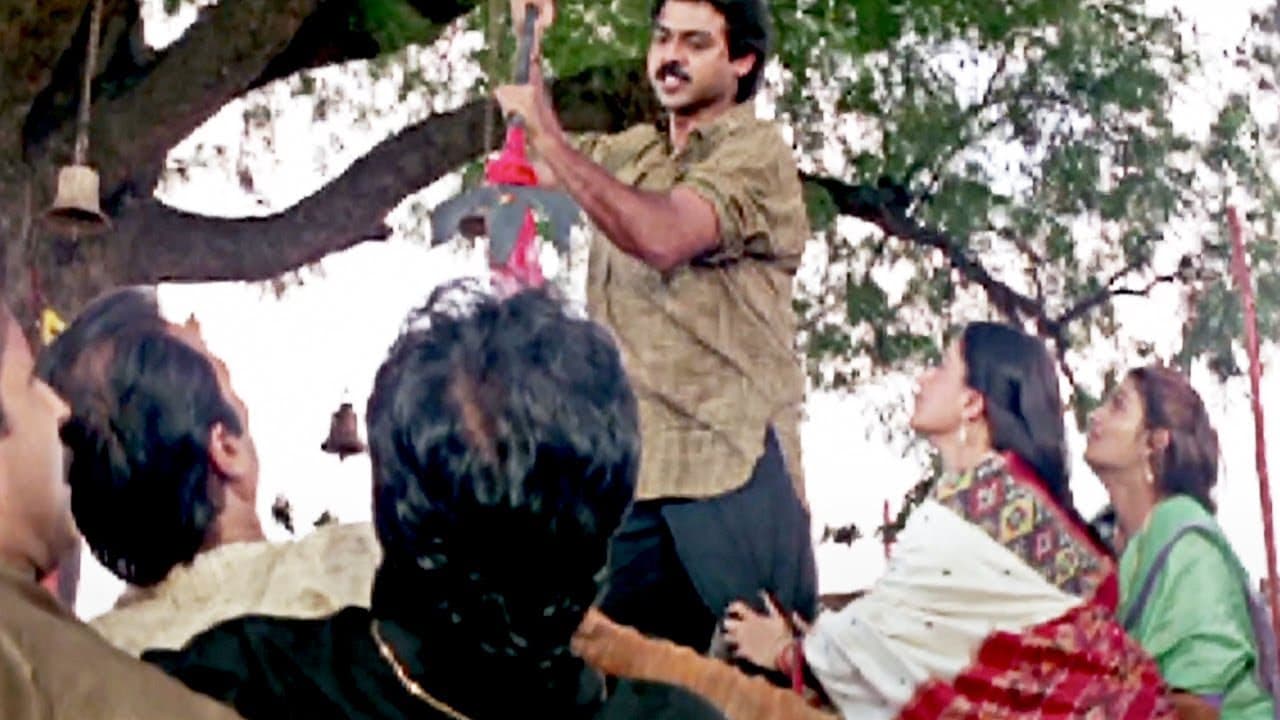 एक तरफ वेंकटेश का गुस्सा माँ के अपमान से और दूसरी ओर करिश्मा कपूर का पागलपन - जबरदस्त अंतिम मूवी सीन