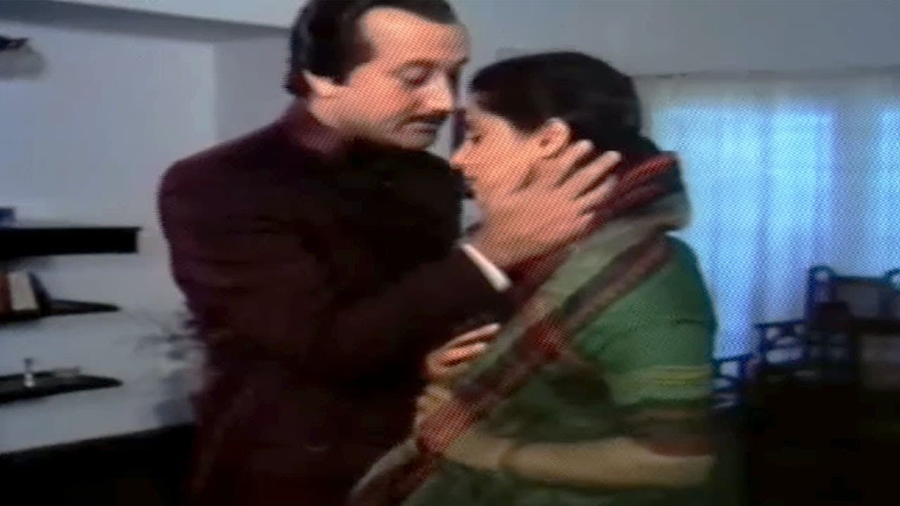 Dimple Kapadia push Anupam Kher from coming close | Haque | Bollywood  Scene 2/9